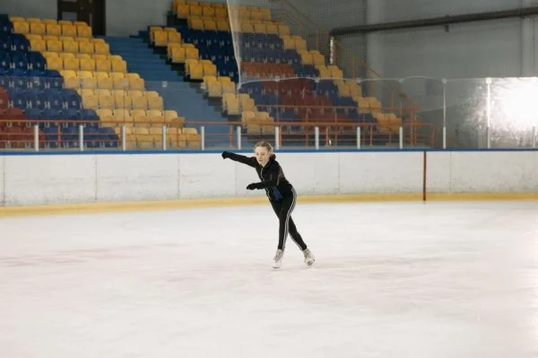 花滑大奖赛法国站萧传文主场冲冠与马里宁四周跳对决成焦点